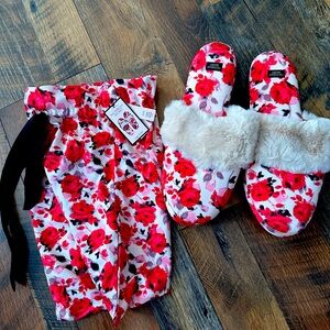 VICTORIAS SECRET satin rose slippers es in satin bag. NWT